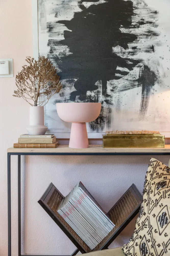 Färg, dramatisk belysning och mönster ger energi till ett hyreshus