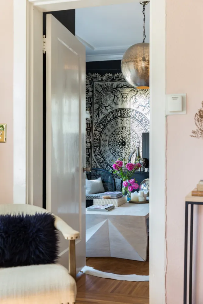 Färg, dramatisk belysning och mönster ger energi till ett hyreshus