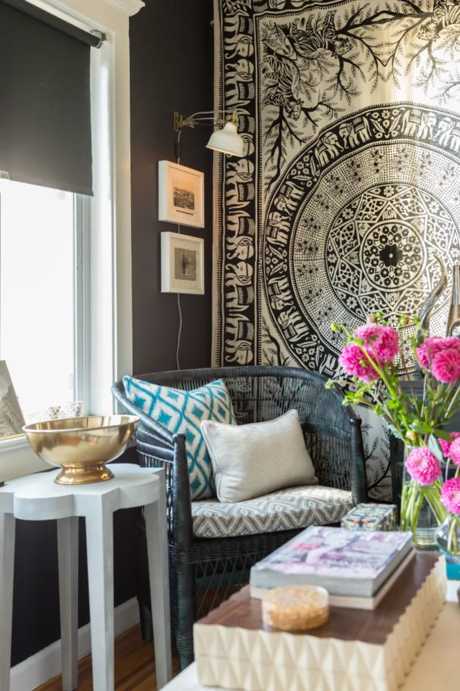 Färg, dramatisk belysning och mönster ger energi till ett hyreshus