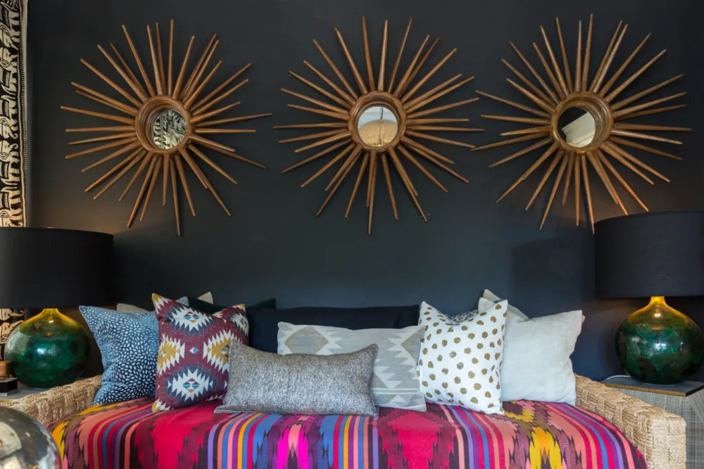 Färg, dramatisk belysning och mönster ger energi till ett hyreshus