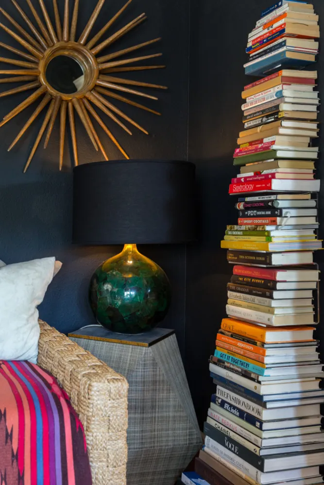 Färg, dramatisk belysning och mönster ger energi till ett hyreshus