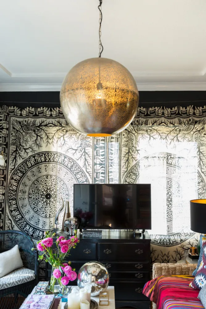 Färg, dramatisk belysning och mönster ger energi till ett hyreshus