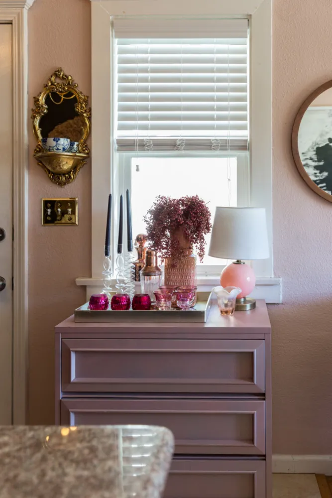 Färg, dramatisk belysning och mönster ger energi till ett hyreshus