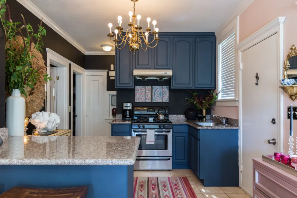 Färg, dramatisk belysning och mönster ger energi till ett hyreshus