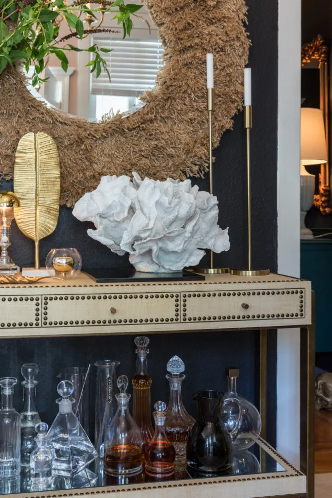 Färg, dramatisk belysning och mönster ger energi till ett hyreshus