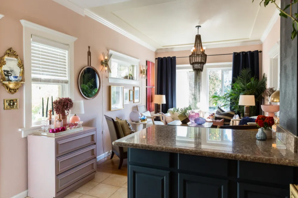 Färg, dramatisk belysning och mönster ger energi till ett hyreshus