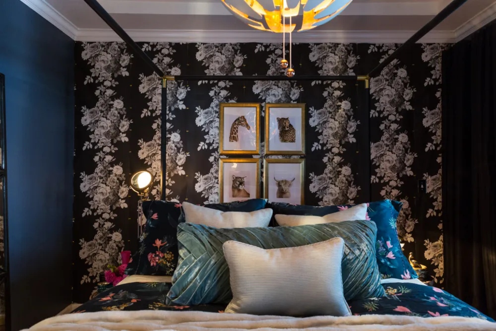 Färg, dramatisk belysning och mönster ger energi till ett hyreshus