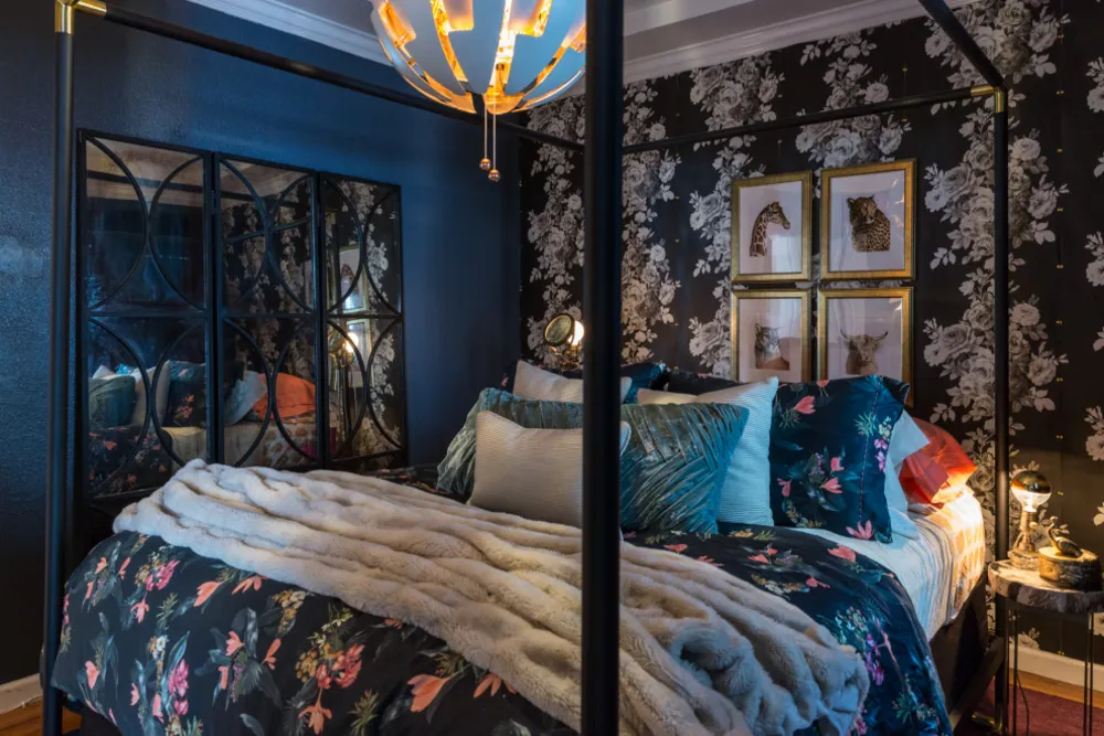 Färg, dramatisk ljussättning och mönster ger energi till ett hyreshus