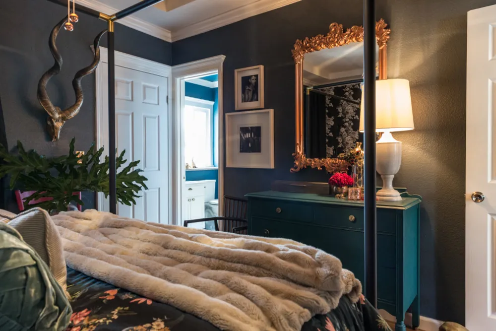 Färg, dramatisk belysning och mönster ger energi till ett hyreshus