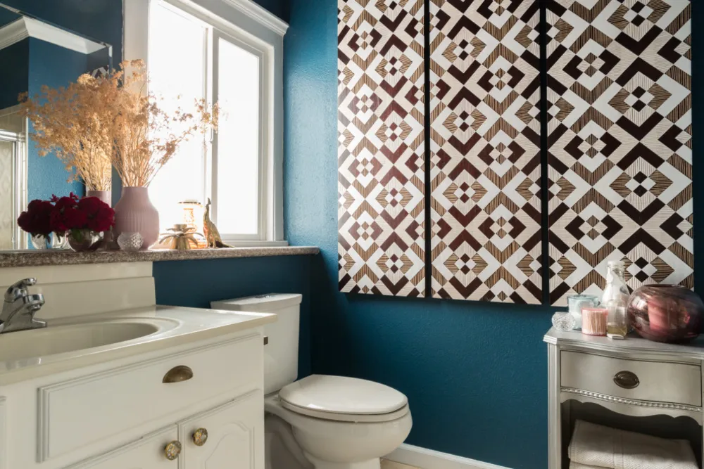 Färg, dramatisk belysning och mönster ger energi till ett hyreshus