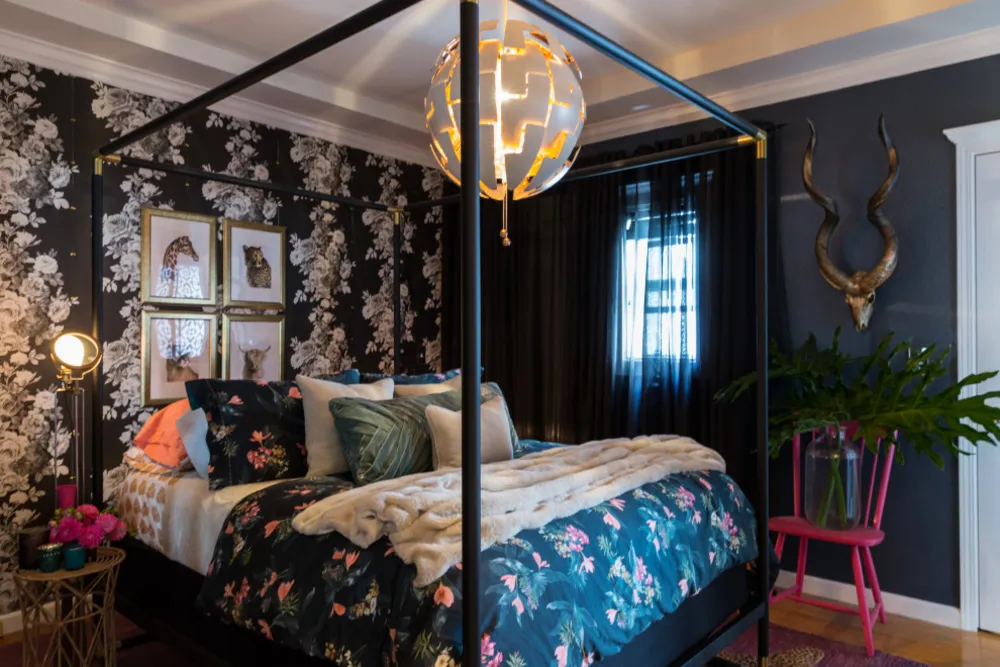 Färg, dramatisk belysning och mönster ger energi till ett hyreshus