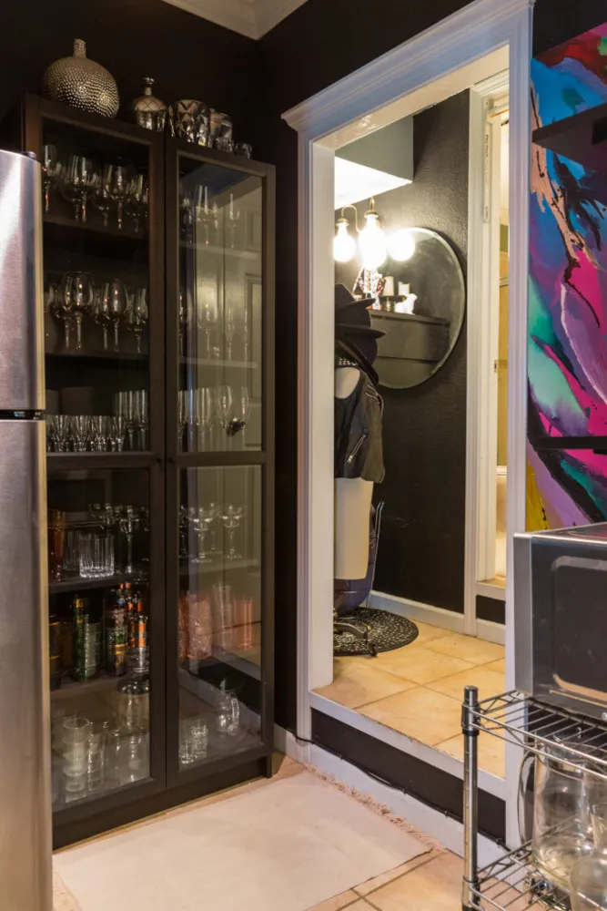 Färg, dramatisk belysning och mönster ger energi till ett hyreshus