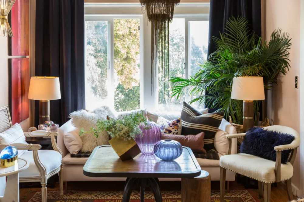 Färg, dramatisk belysning och mönster ger energi till ett hyreshus