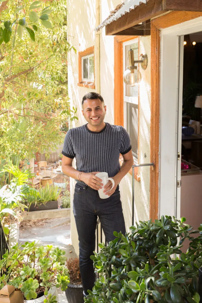 Färg, dramatisk belysning och mönster ger energi till ett hyreshus