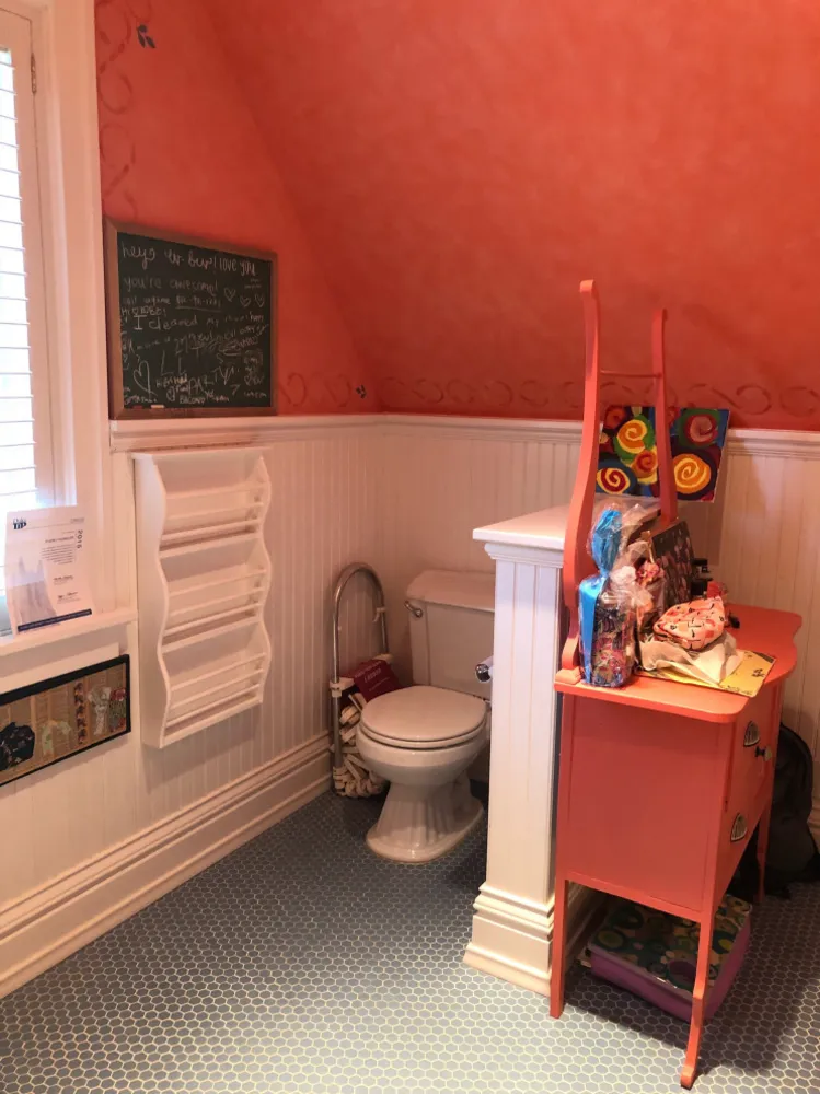 Bagno della settimana: un rifugio in soffitta nero, grigio, oro e glamour