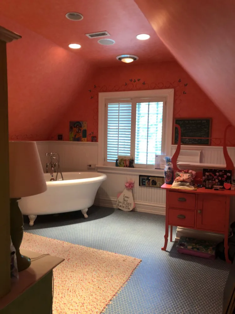 Bagno della settimana: un rifugio in soffitta nero, grigio, oro e glamour