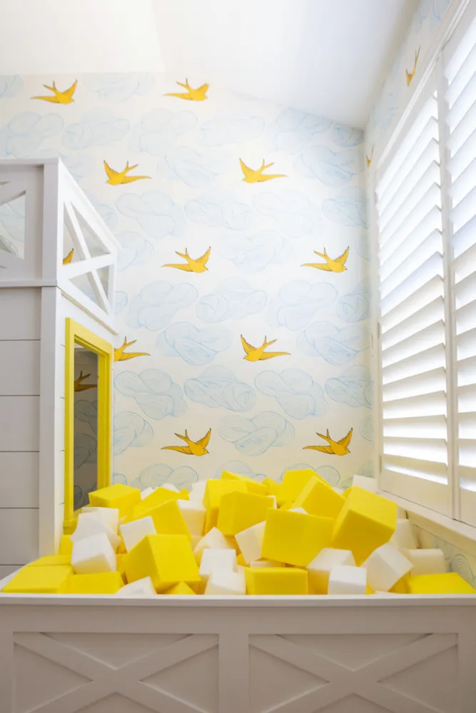 Leikkihuone Sisäänrakennettu leikkimökki ja kerrossänky