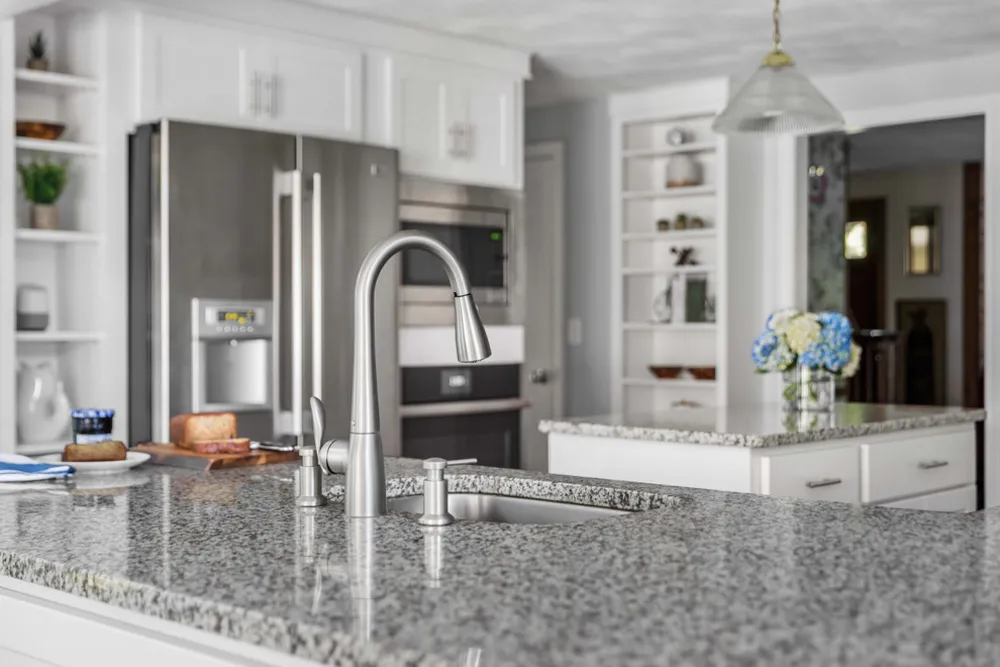 Transizione a un rifacimento contemporaneo della cucina con rifacimento dell'armadietto