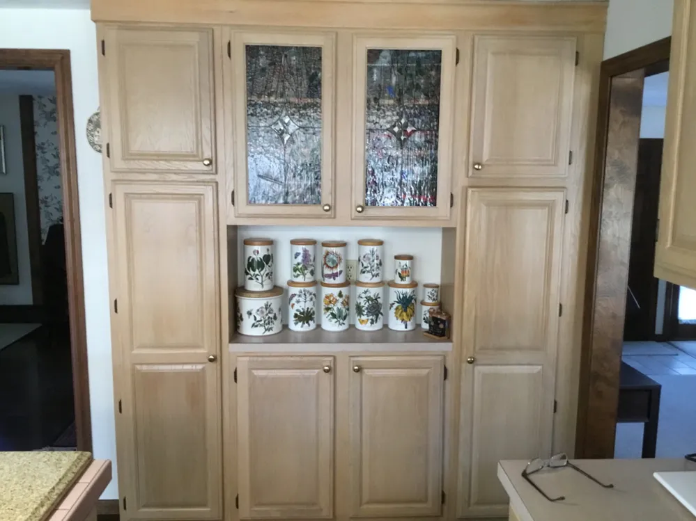 Transizione a un rifacimento contemporaneo della cucina con rifacimento dell'armadietto