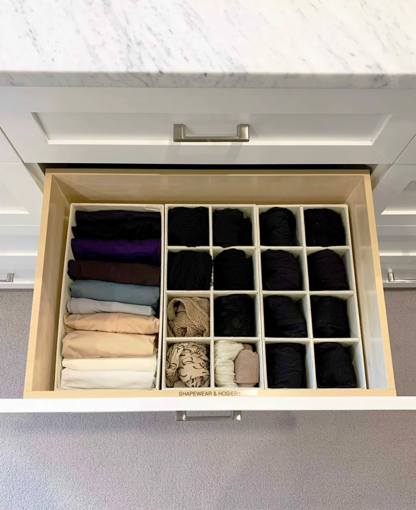 Funktionaler und organisierter begehbarer Kleiderschrank und Speisekammer