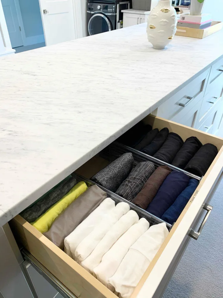 Funktionaler und organisierter begehbarer Kleiderschrank und Speisekammer