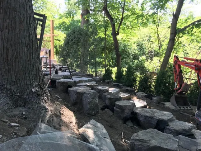 Ugens gårdhave: Sloped Yard Transformed Into Entertainment Hub