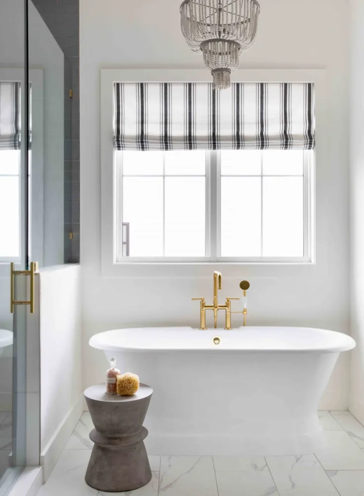 Baño de una casa de campo moderna