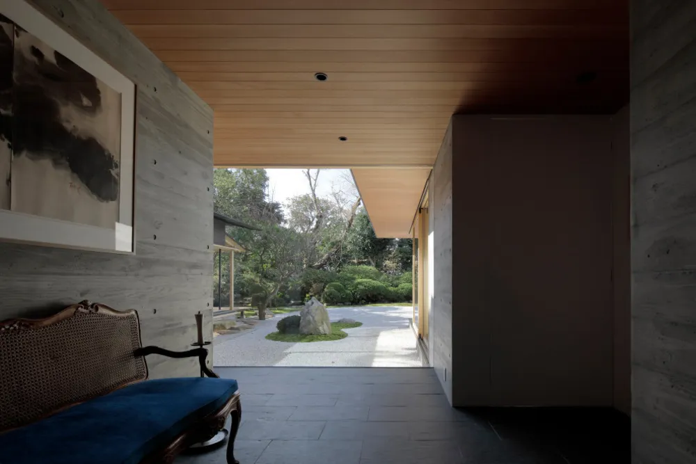 エントランスホールから庭を見る