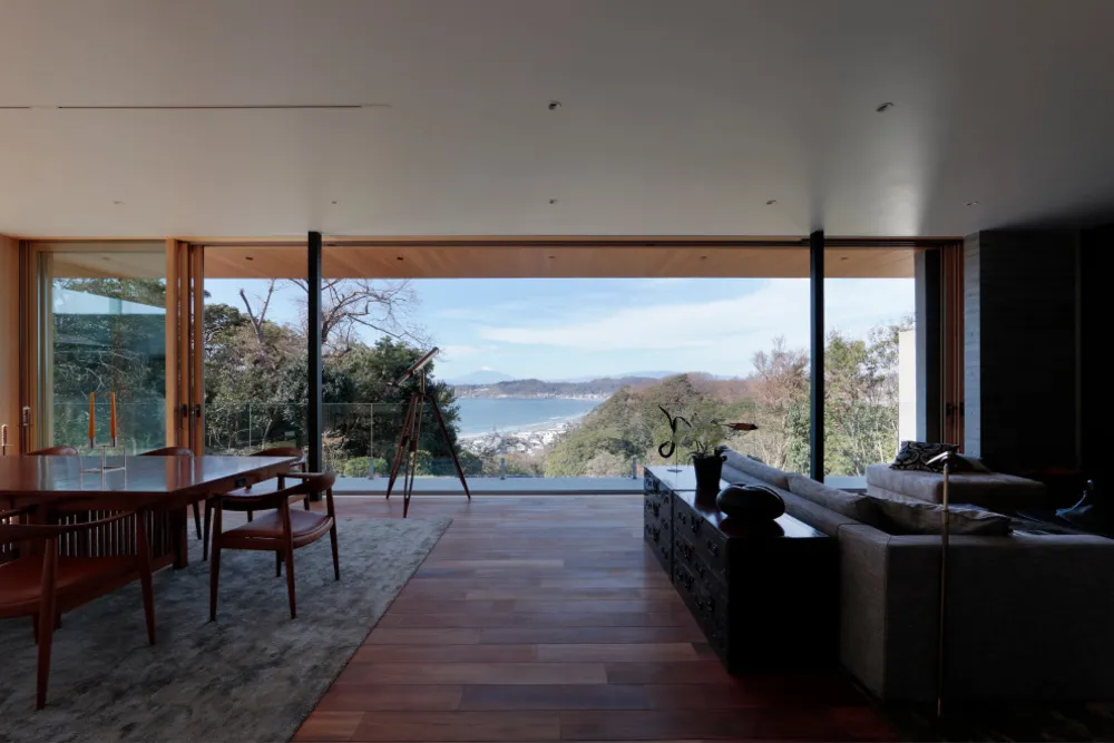 リビングより富士山と由比ガ浜を見る