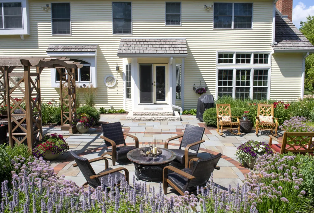 Farmhouse Bluestone Patio - Hawthorn Woods, IL