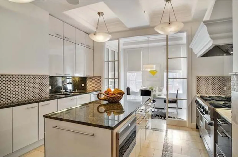 La cucina in bianco e nero risplende di lusso su ogni superficie