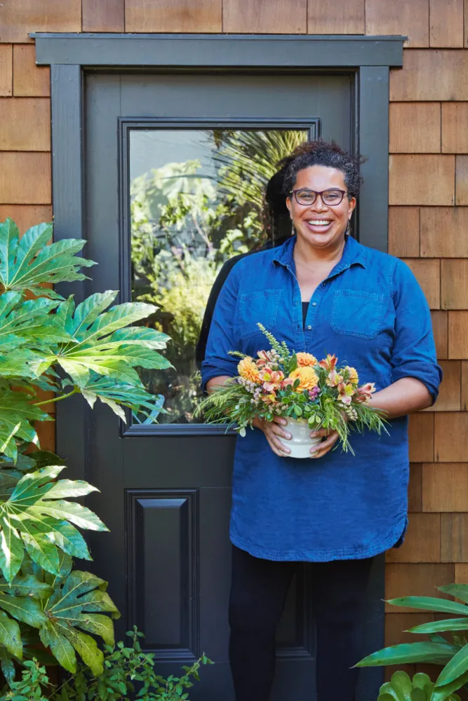 Jorden i hendes hænder: 75 ekstraordinære kvinder, der arbejder i planternes verden