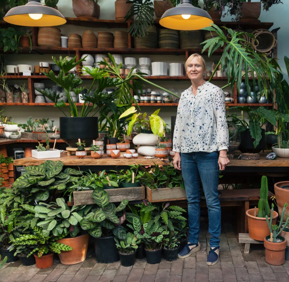 Jorden i hendes hænder: 75 ekstraordinære kvinder, der arbejder i planternes verden