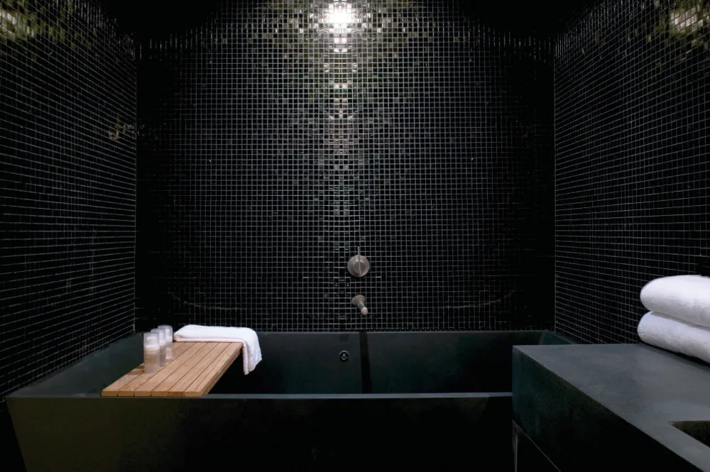 7 materiali sostenibili per controsoffitti bagno da considerare