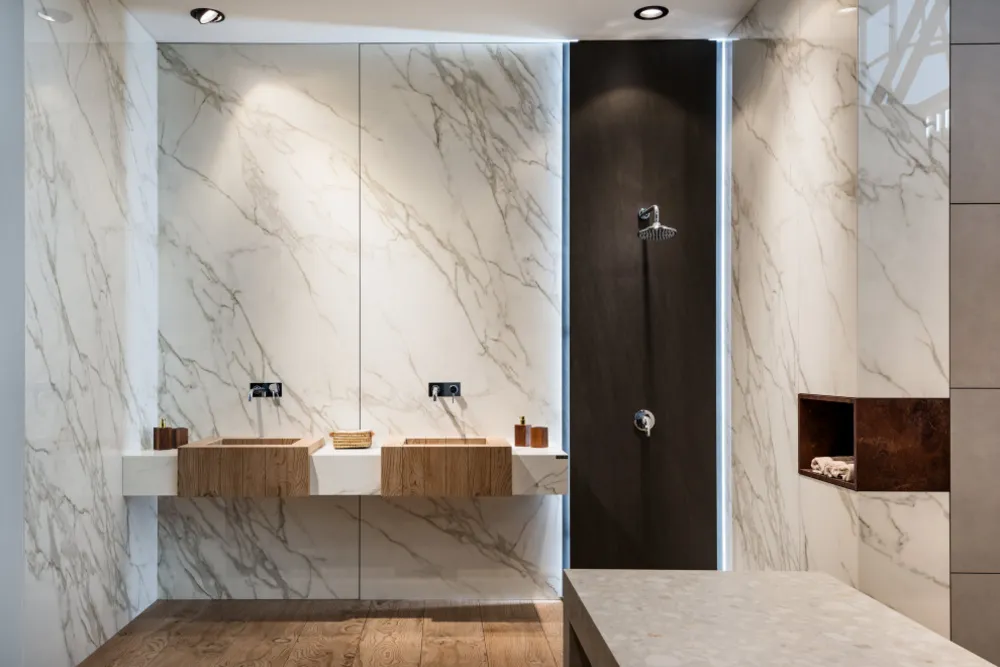 7 materiali sostenibili per controsoffitti bagno da considerare