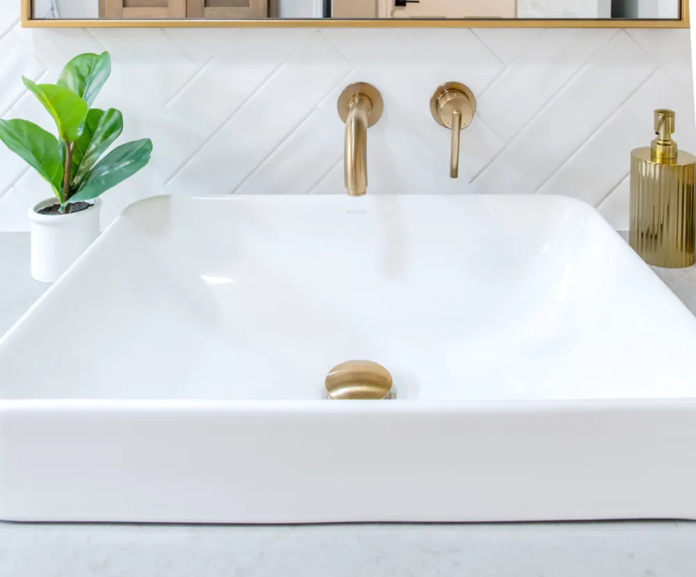 Bagno per gli ospiti della fattoria modernab