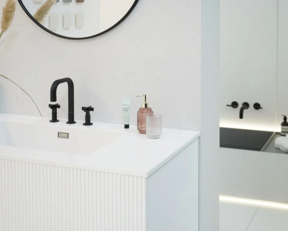 5 materiali sostenibili per controsoffitti bagno da considerare