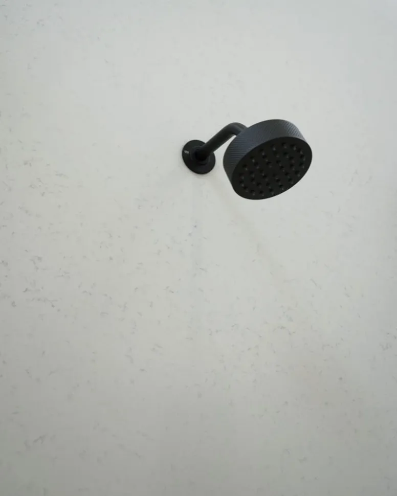 5 materiali sostenibili per controsoffitti bagno da considerare