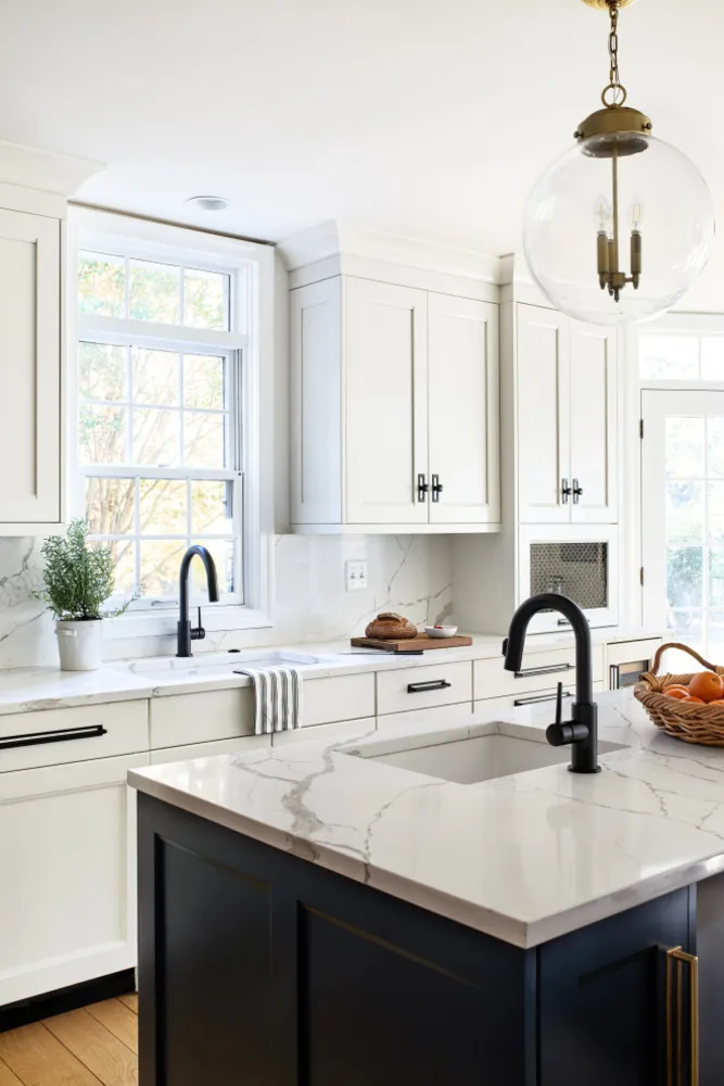 Cuisine bleu vif et blanc