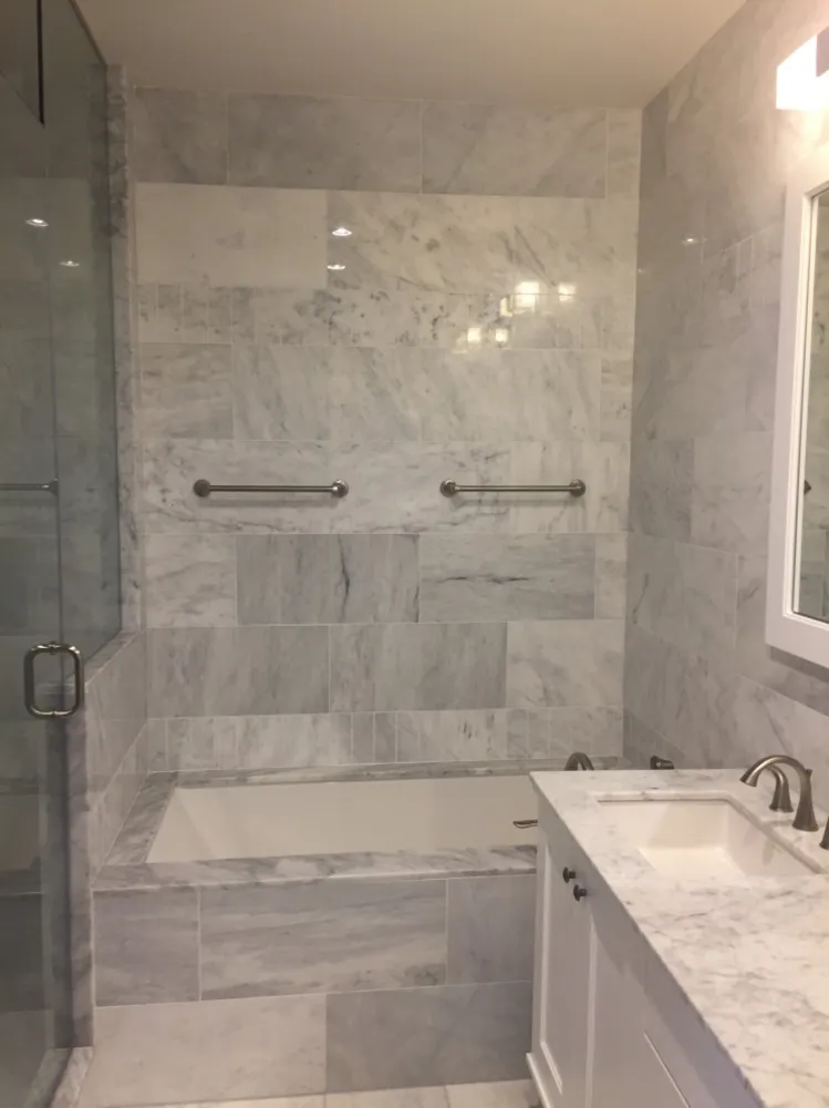La moderna semplicità scandinava ispira un bagno padronale di Toronto