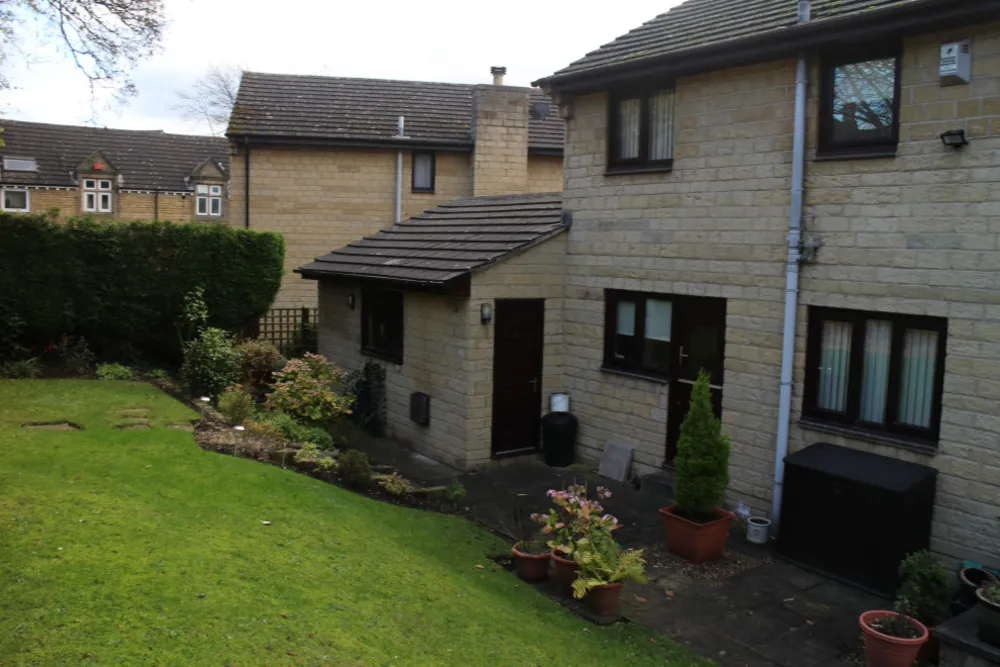 Moderne hage med en rustikk vri