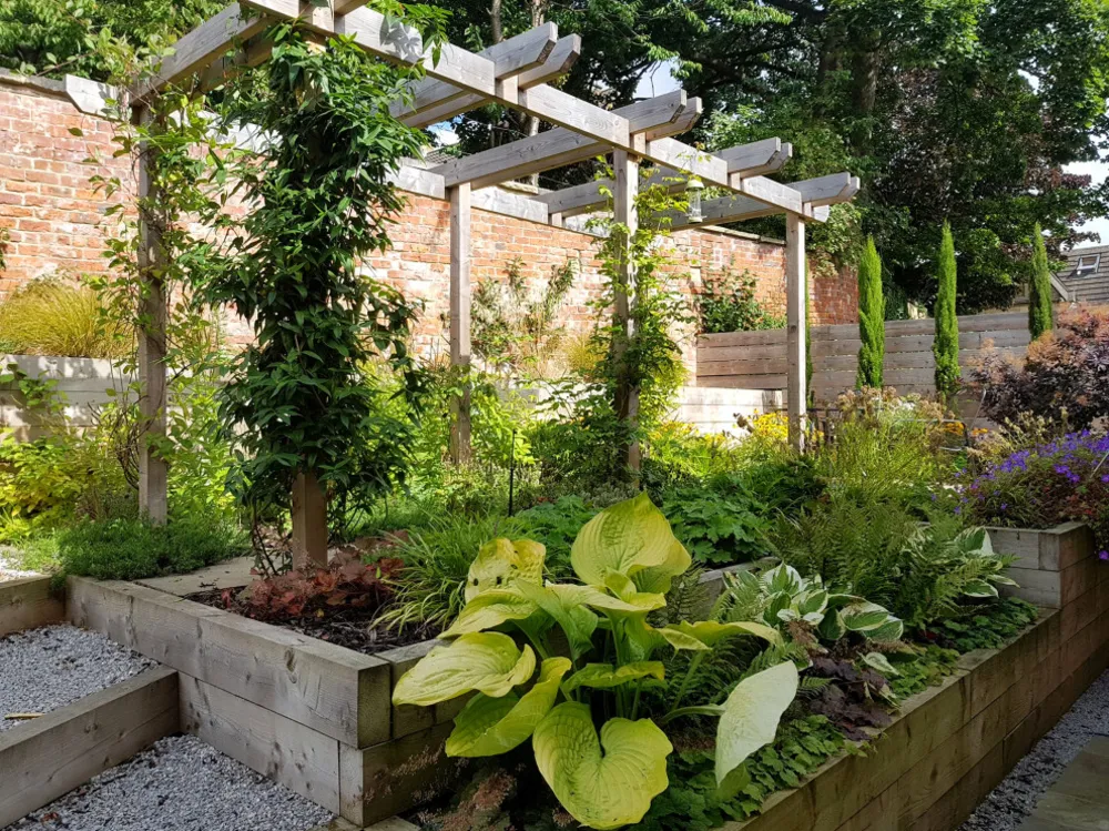 Moderne hage med en rustikk vri