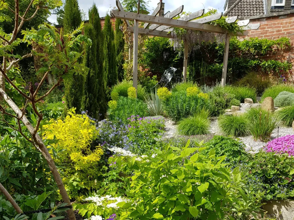 Moderne hage med en rustikk vri