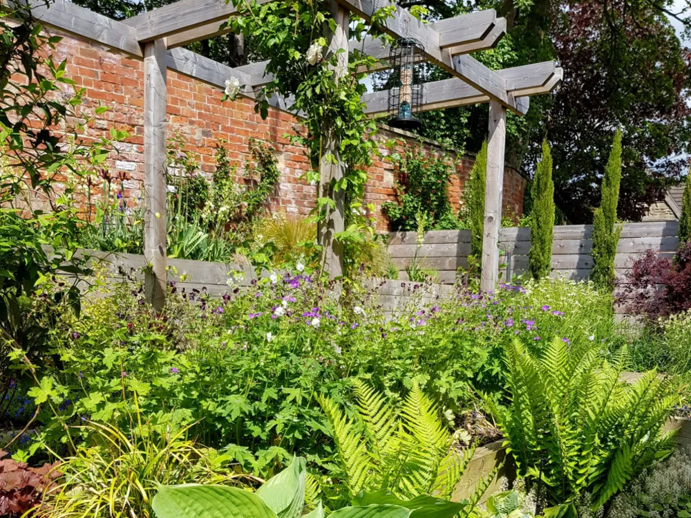 Moderne hage med en rustikk vri