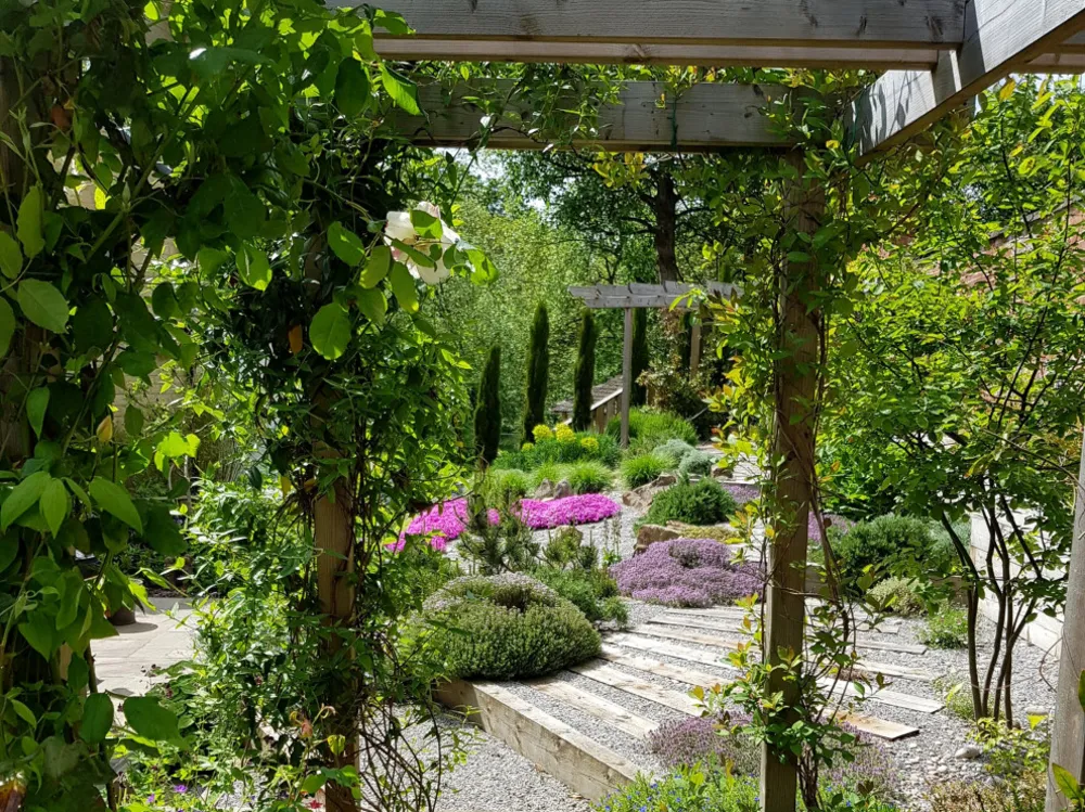 Moderne hage med en rustikk vri