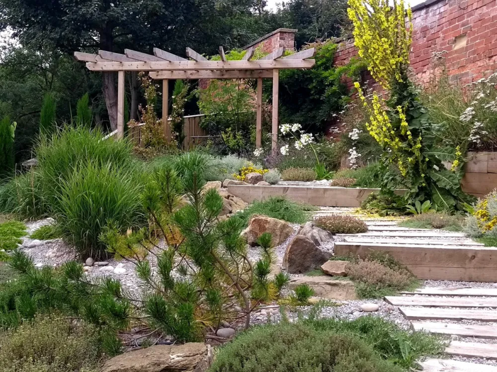 Moderne hage med en rustikk vri