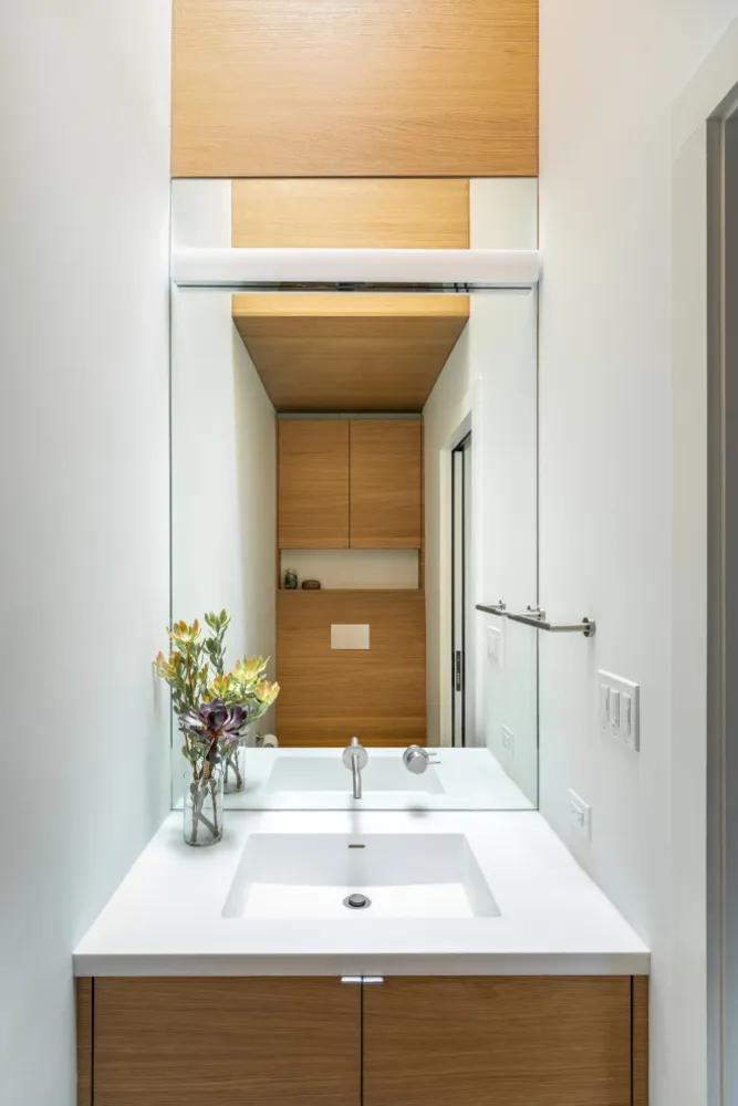 baños modernos minimalistas en una residencia tradicional de ciencia ficción