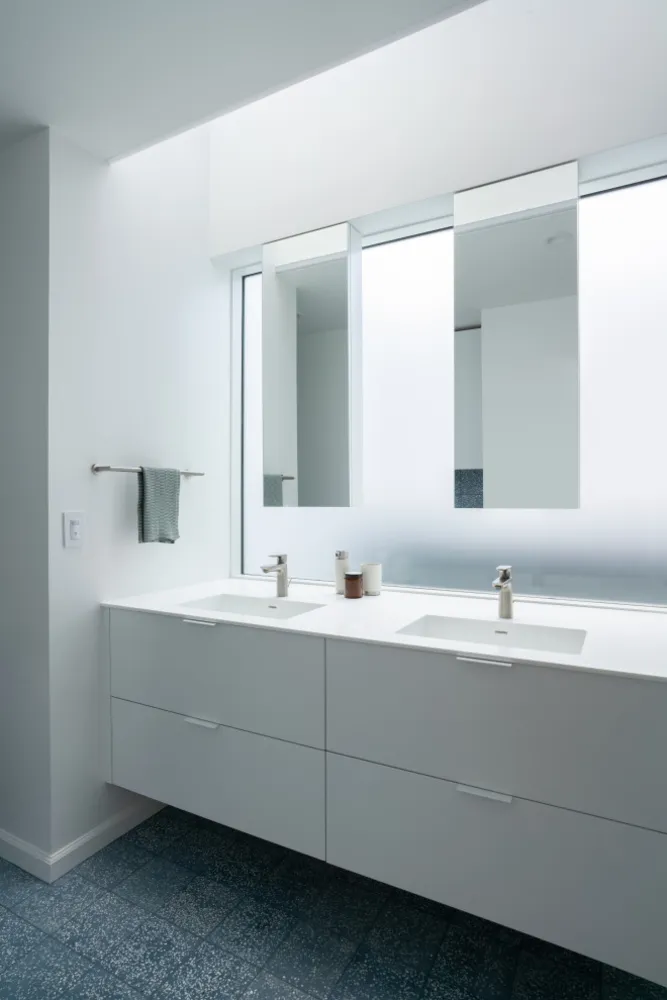 baños modernos minimalistas en una residencia tradicional de ciencia ficción