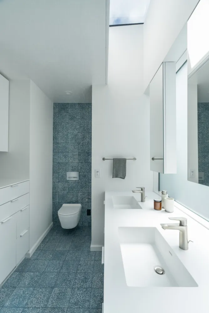 baños modernos minimalistas en una residencia tradicional de ciencia ficción
