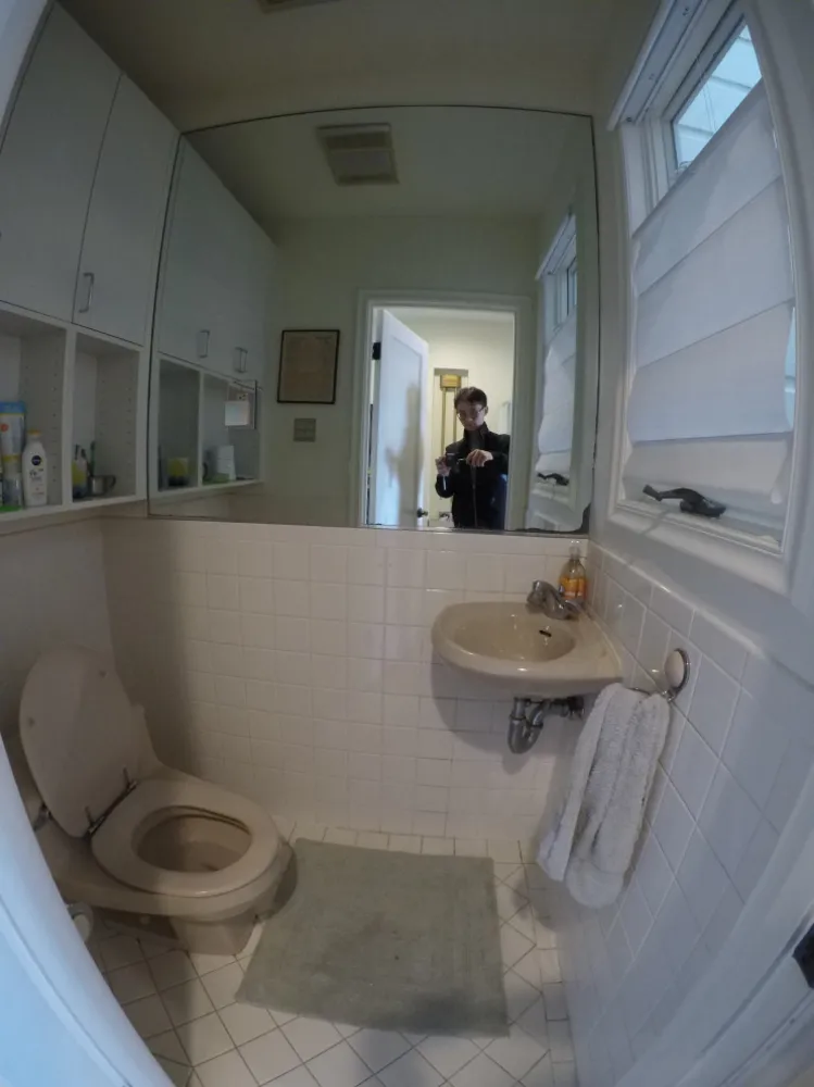 baños minimalistas modernos en una residencia tradicional